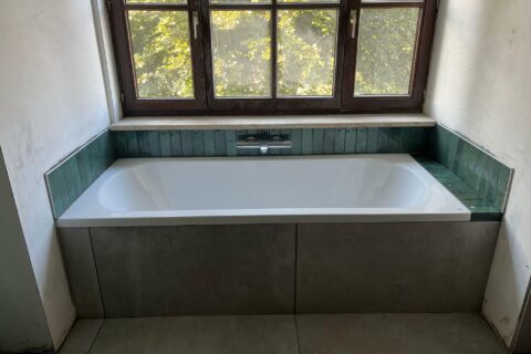 Ingebouwd bad in gerenoveerde badkamer in Limburg