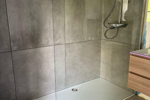 Stijlvolle inloopdouche met glazen wand in Limburg