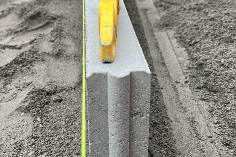 Beton keerwanden geplaatst in tuin voor hoogteverschil in Limburg